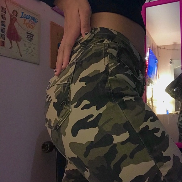 Ripped Camo Size 9 Ankle Pants - Picture 11 of 14